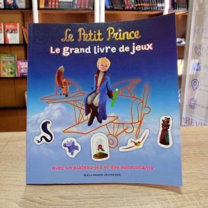 Le Petit Prince Le grand livre de jeux Avec un plateau-jeu et des autocollants